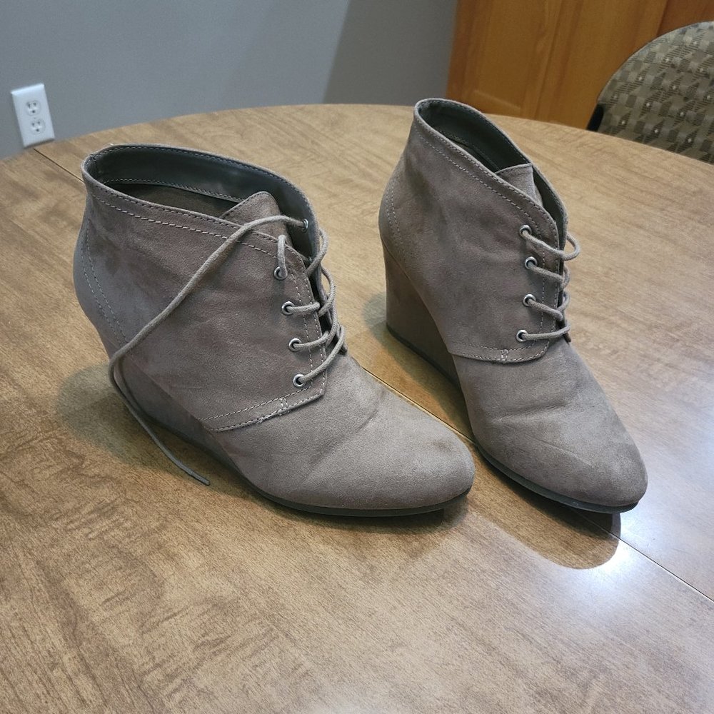 Women's wedge boots
